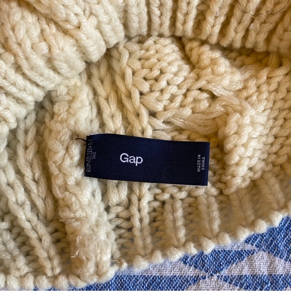 Gap Knit Winter Hat, Heavy Weight Scarf & Fleece Gloves 3 Piece Bundle - Picture 4 of 5